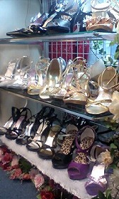 カラードレスの店内 靴も沢山取り揃えています