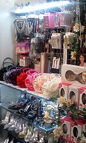 カラードレスの店内 服飾雑貨もご用意しています