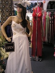 カラードレスの店内 お待ちしております